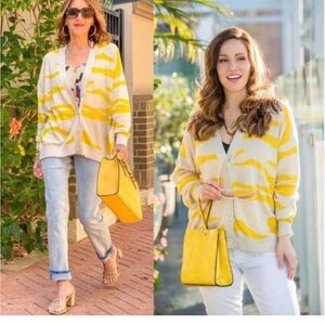 CAbi #5836 Roar Cardigan
Sweater Tiger Stripe‎ yellow Cream Oversized